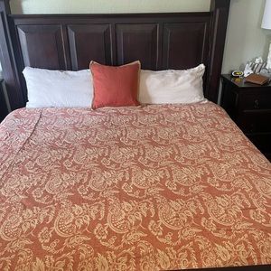Pottery Barn Alessandra queen/full duvet cover, button closure, GUC.